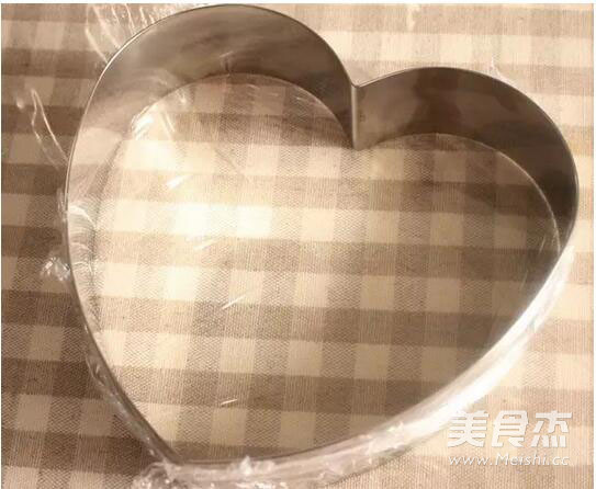 8寸心形芝士慕斯蛋糕的做法步骤：1