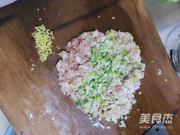 肉三鲜水饺的做法步骤：3