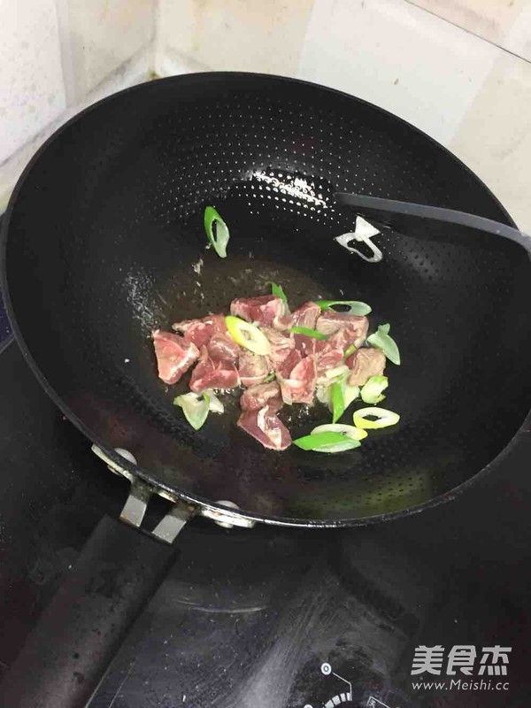 土豆牛肉粉条的做法步骤：5