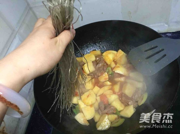 土豆牛肉粉条的做法步骤：8