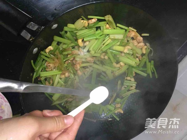 芹菜腰果虾仁的做法步骤：7