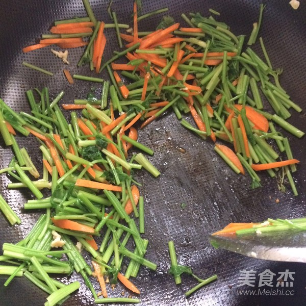 芹菜炒鸡丝的做法步骤：3