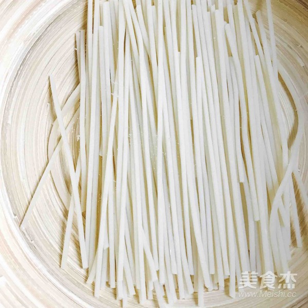 新疆牛肉炒米粉的做法步骤:2