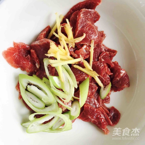 新疆牛肉炒米粉的做法步骤：1