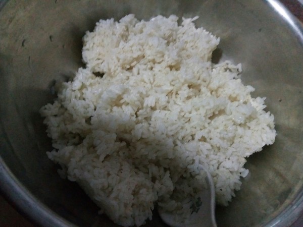 蛋炒饭的做法步骤：1