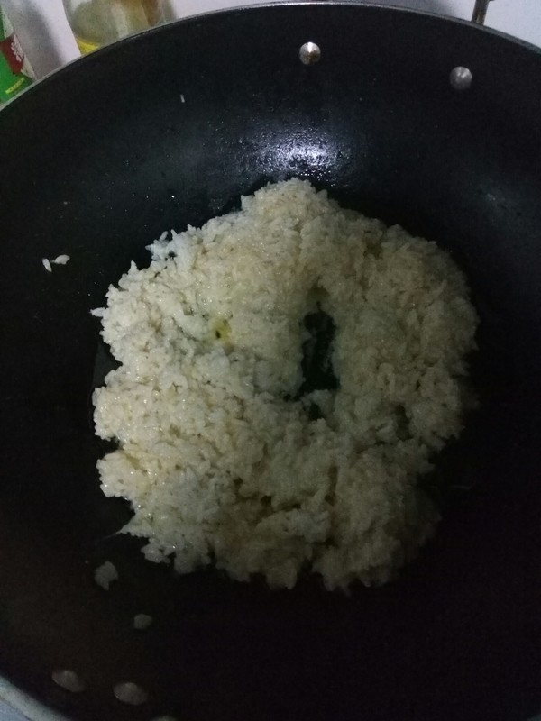 蛋炒饭的做法步骤：4