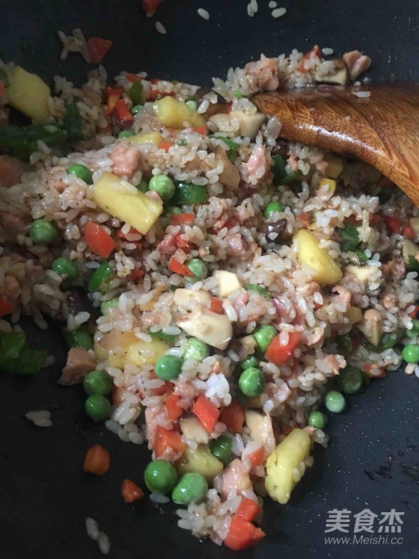 菠萝炒饭的做法步骤：7