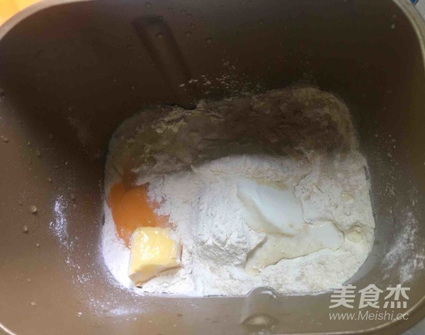 芝士彩蔬培根披萨的做法步骤：1