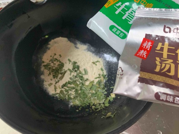 中卓牛骨汤面泡椒牛肉牛骨汤面的做法步骤：10