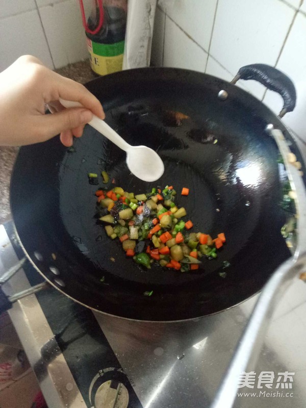 蔬菜蛋炒饭的做法步骤:7