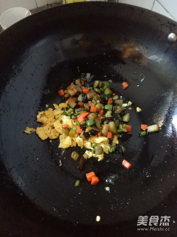 蔬菜蛋炒饭的做法步骤:7