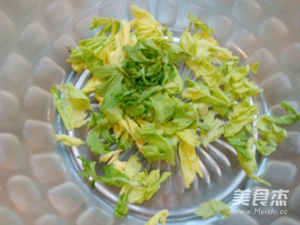 芹菜叶煎饼的做法步骤：1
