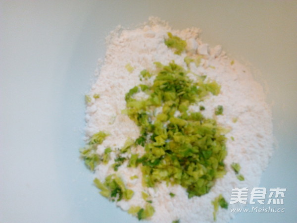 芹菜叶煎饼的做法步骤:3