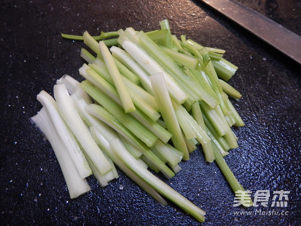 香辣芹菜炒豆腐条的做法步骤：1