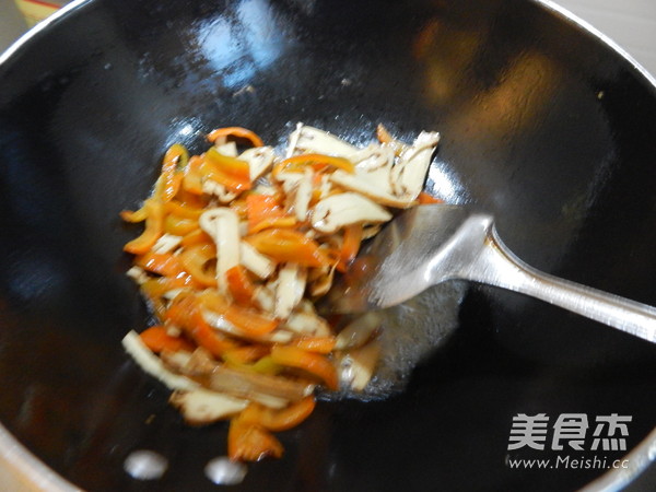 红椒炒香干的做法步骤：6