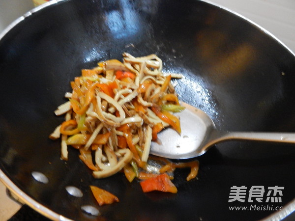 红椒炒香干的做法步骤：8