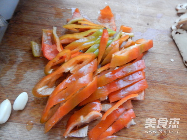 红椒炒香干的做法步骤：2