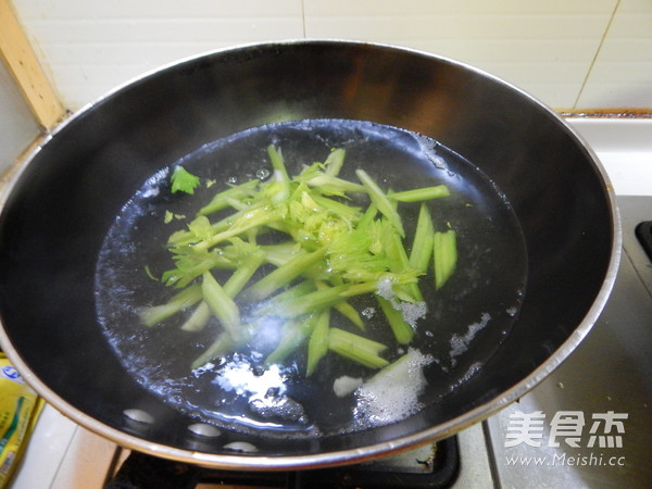 西芹炒香干的做法步骤：2