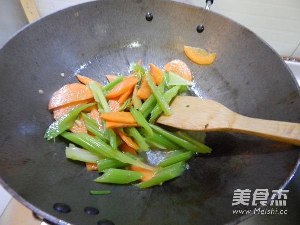西芹炒香干的做法步骤：7