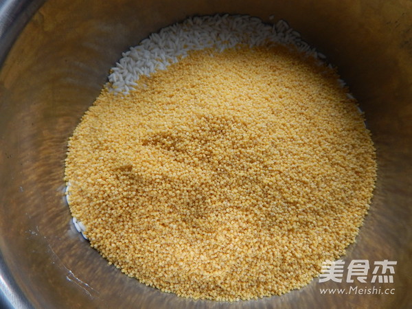 小米红豆粽子的做法步骤:2