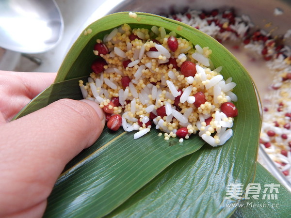 小米红豆粽子的做法步骤:8