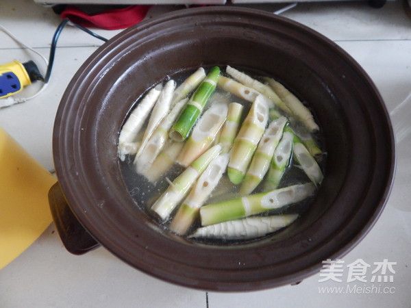 笋尖炖大骨汤的做法步骤：7