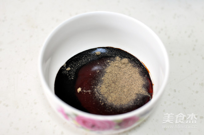 黑胡椒酱汁肉肠的做法步骤：2