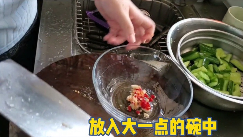 简单的拍黄瓜的做法步骤:17
