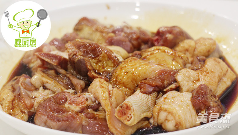 芋头焖鸭,鸭肉这样做才软烂好嚼易吸收│威厨艺的做法步骤:2