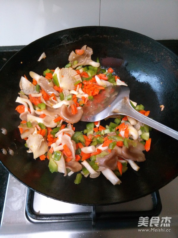 菌菇肉丝彩色蛋炒饭的做法步骤:5