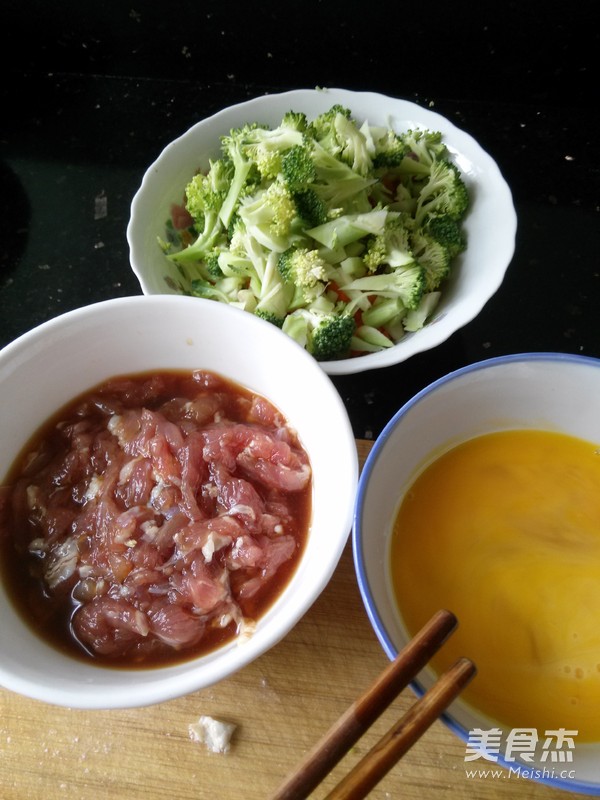 豆腐彩蔬蛋炒饭的做法步骤：1