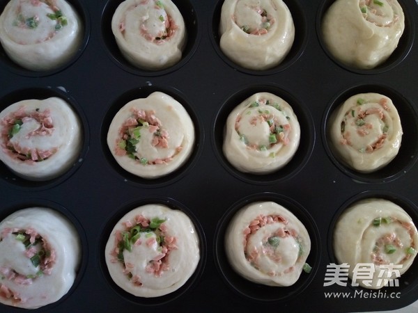 香葱火腿面包卷的做法步骤:11