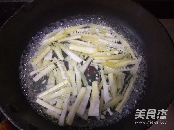 油焖春笋的做法步骤:3