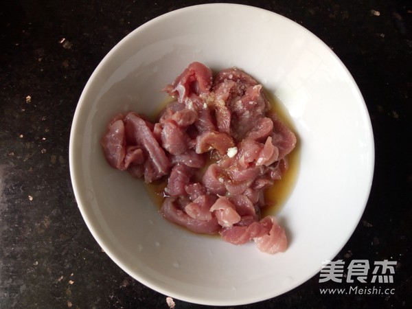 鱼香肉丝的做法步骤：1