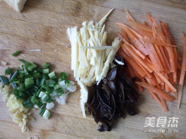 鱼香肉丝的做法步骤:3