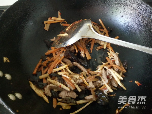 鱼香肉丝的做法步骤:7