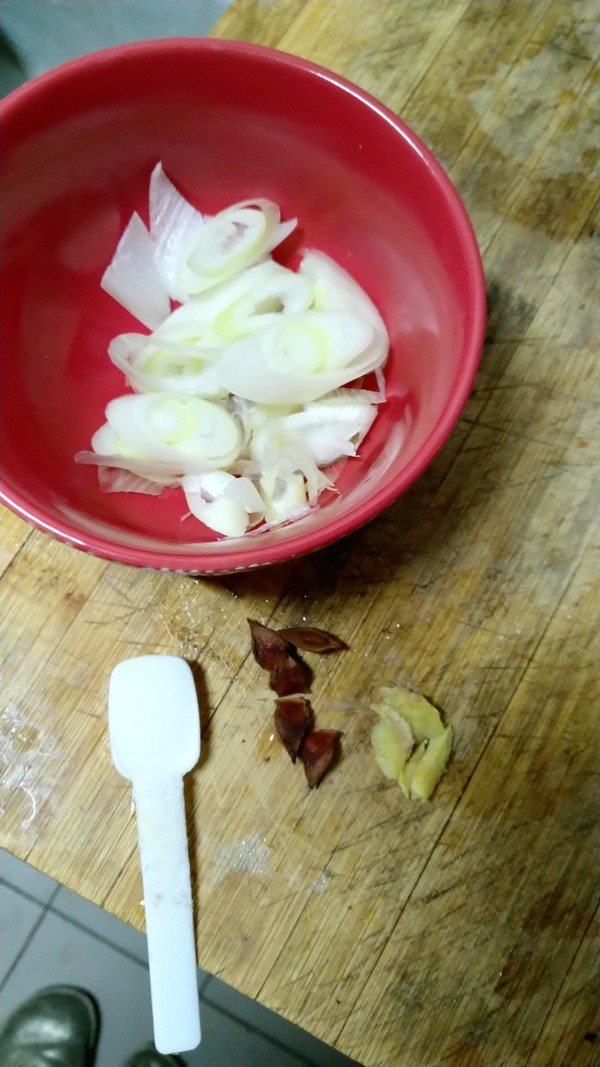 西红柿菠菜蘑菇鸡蛋汤的做法步骤：1