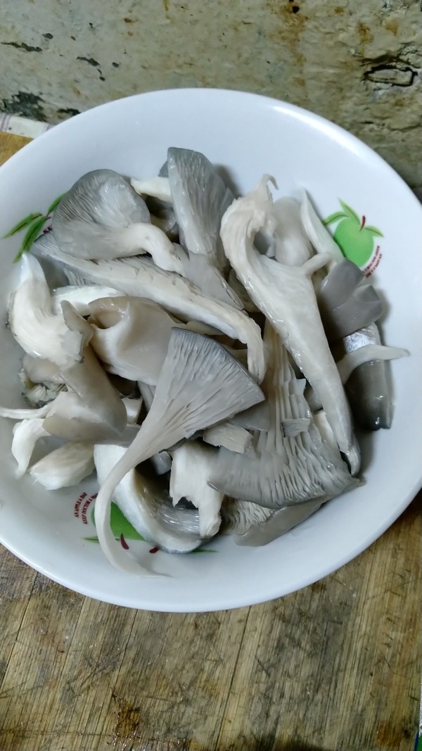 西红柿菠菜蘑菇鸡蛋汤的做法步骤：3