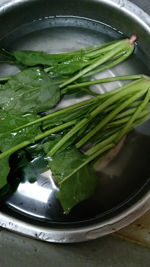 西红柿菠菜蘑菇鸡蛋汤的做法步骤：4