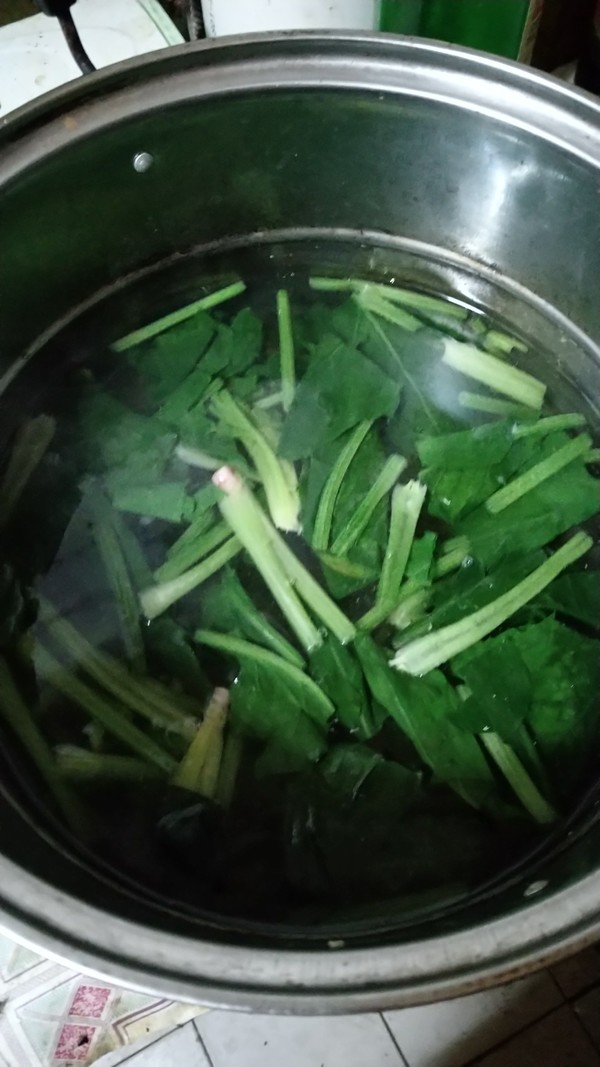 西红柿菠菜蘑菇鸡蛋汤的做法步骤：5