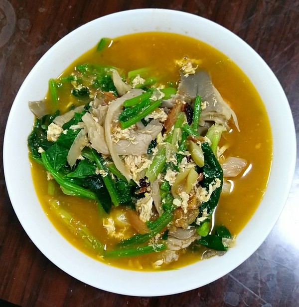 西红柿菠菜蘑菇鸡蛋汤的做法步骤：6