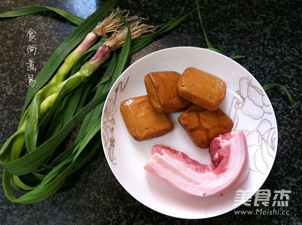 蒜香豆干五花肉的做法步骤：1