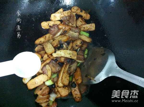 蒜香豆干五花肉的做法步骤:9