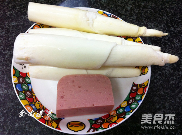 火腿炒茭白的做法步骤：1