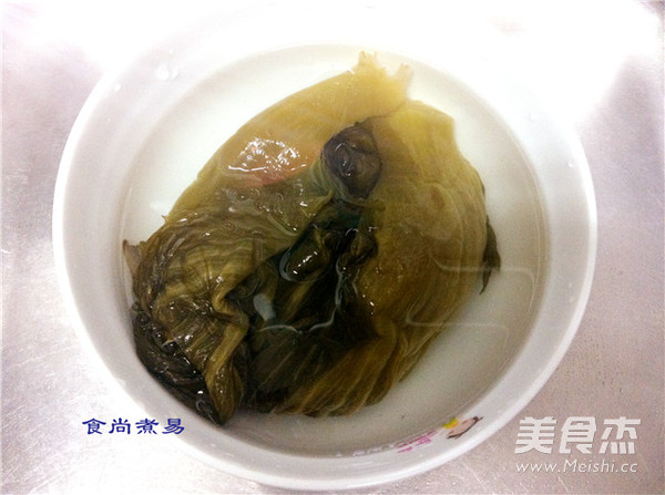 咸菜豌豆焖排骨的做法步骤:2