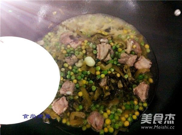 咸菜豌豆焖排骨的做法步骤:10
