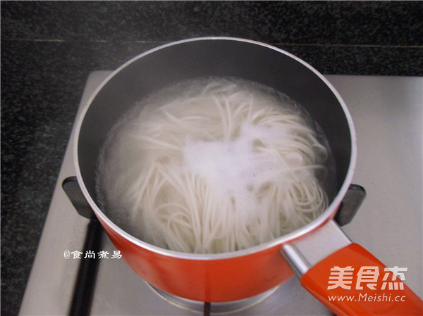 猪肝瘦肉鸡蛋汤面的做法步骤:4