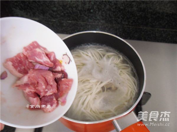 猪肝瘦肉鸡蛋汤面的做法步骤:5