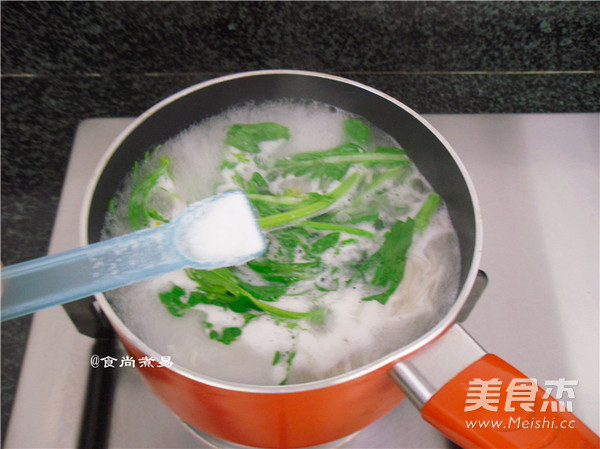 猪肝瘦肉鸡蛋汤面的做法步骤:8