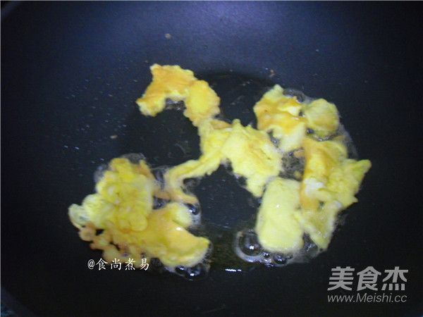 香菇酱鸡蛋炒饭的做法步骤:2